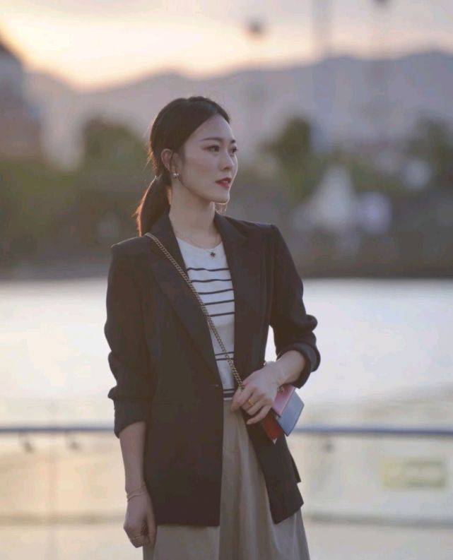 条纹|成熟女人的早秋穿搭如何搭配？可以选择简约款，呈现出优雅大方