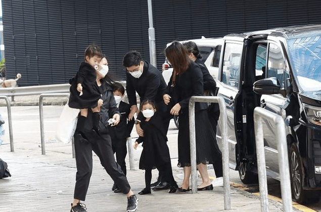 霍中怡|霍启刚带仨娃户外运动,郭晶晶教小女儿骑车,大女儿穿卫衣接地气