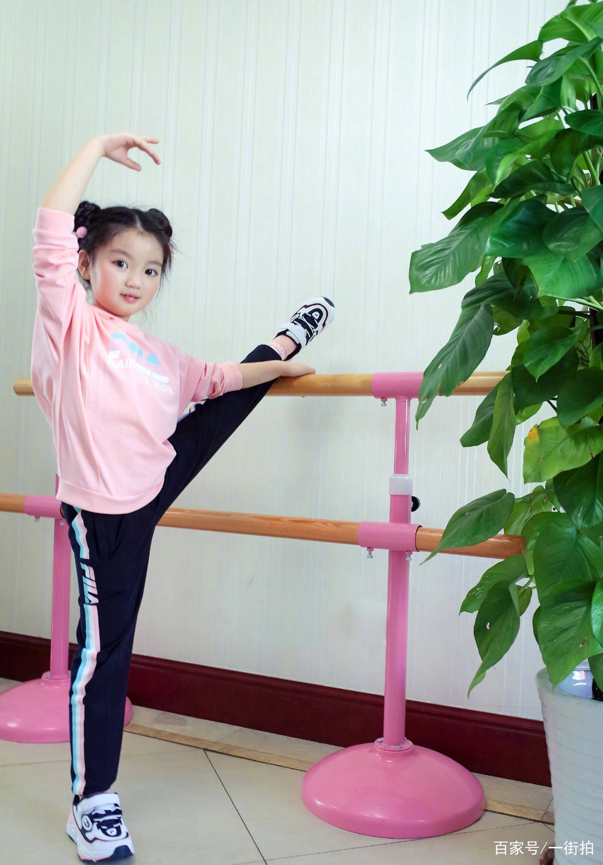 身材|阿拉蕾晒照,一身运动装在家健身,小小年纪身材比例太出众