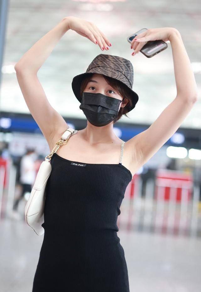 身材|蓝盈莹真是身材管理达人,单层紧身裙都有“褶”,松垮感挺明显