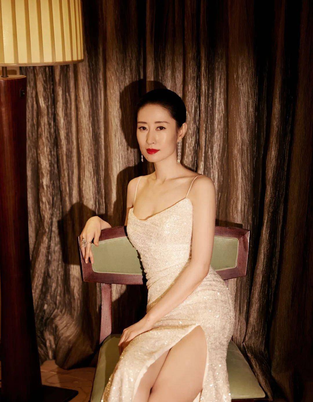 景甜|陶虹景甜的深V造型,真的又美又大胆