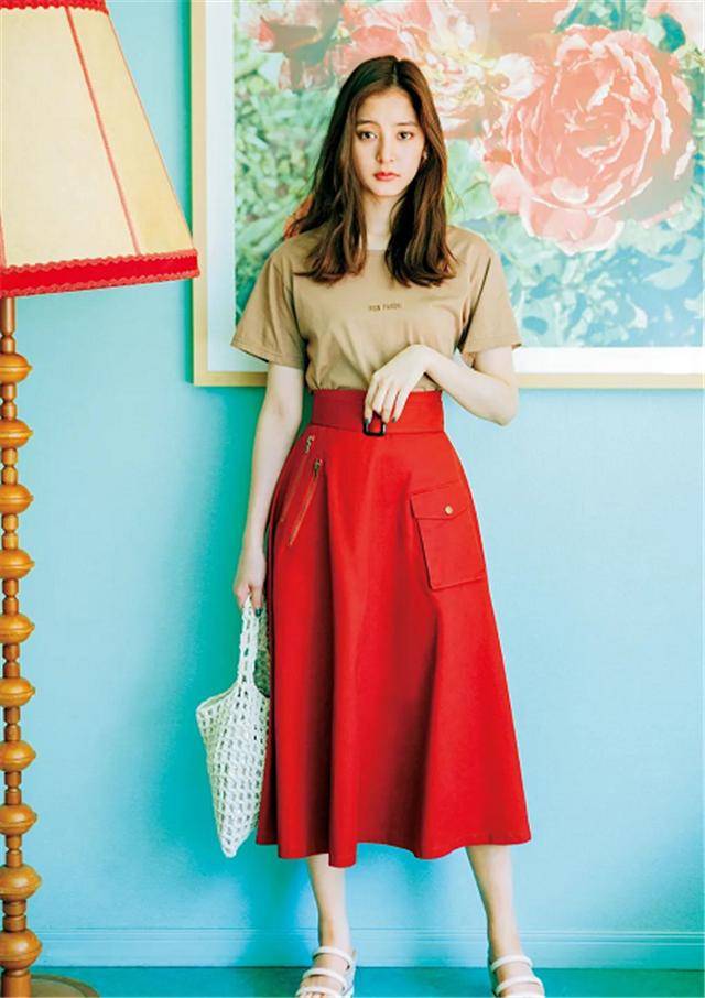 大气|40岁女人穿裙子，要谨记：颜色选素，款式选款，这样才能时髦减龄