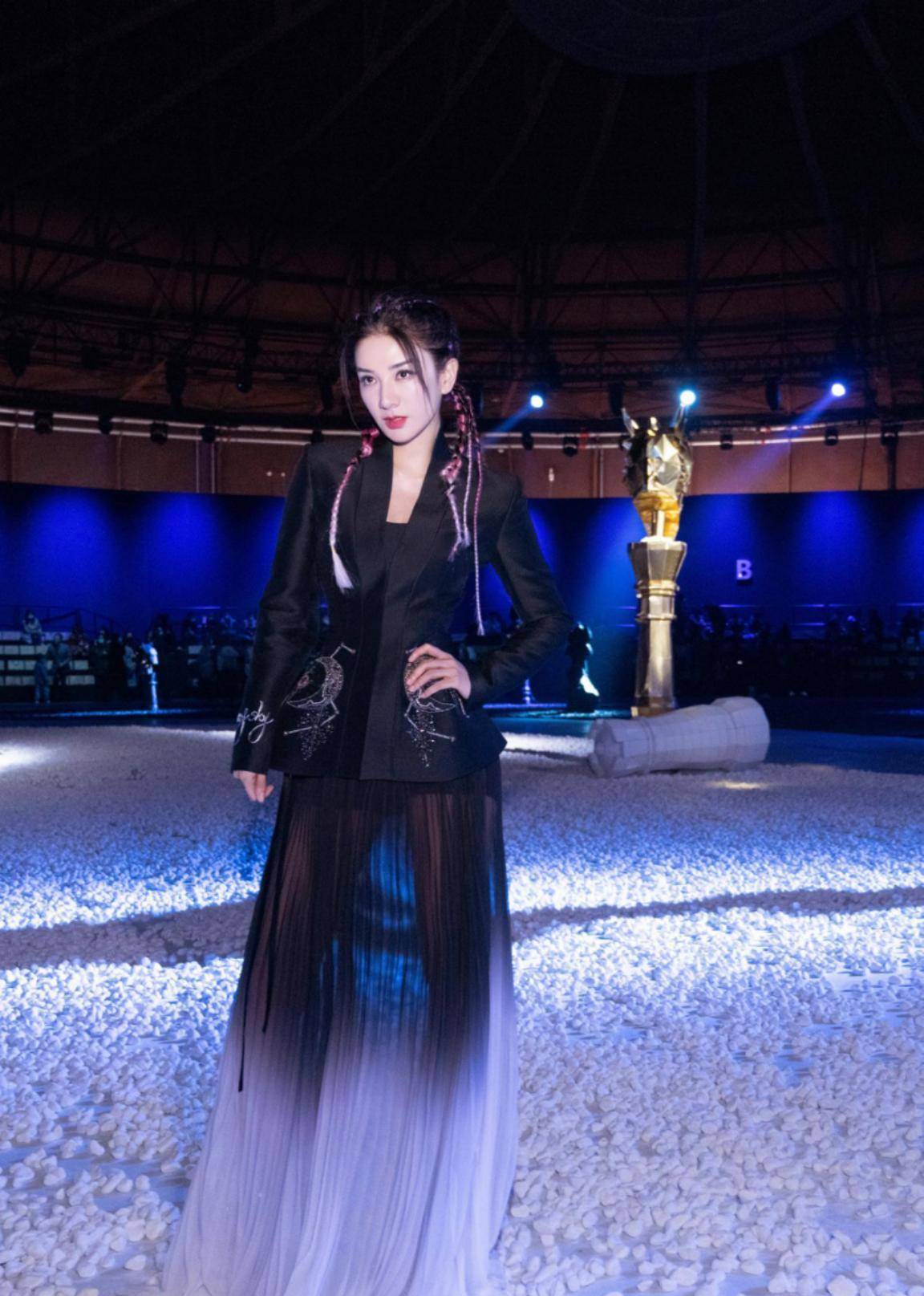 马尾|黄奕还挺会搭配的,穿的裙子甜美像少女,配高马尾好显嫩