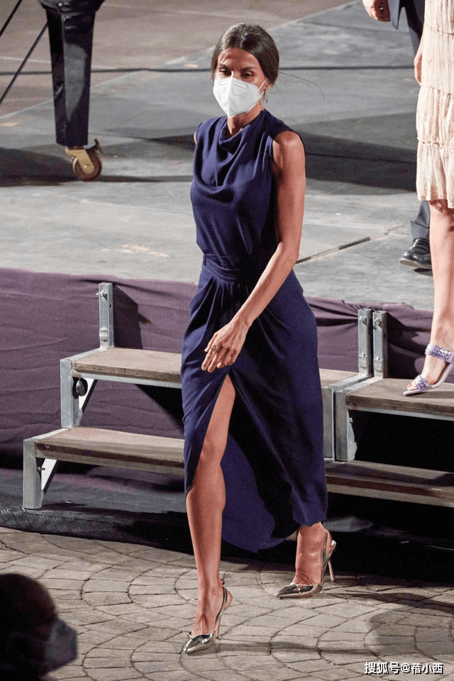 高跟鞋|被西班牙王后的肌肉线条惊艳到了，穿藏蓝色连衣裙配盘发，真优雅