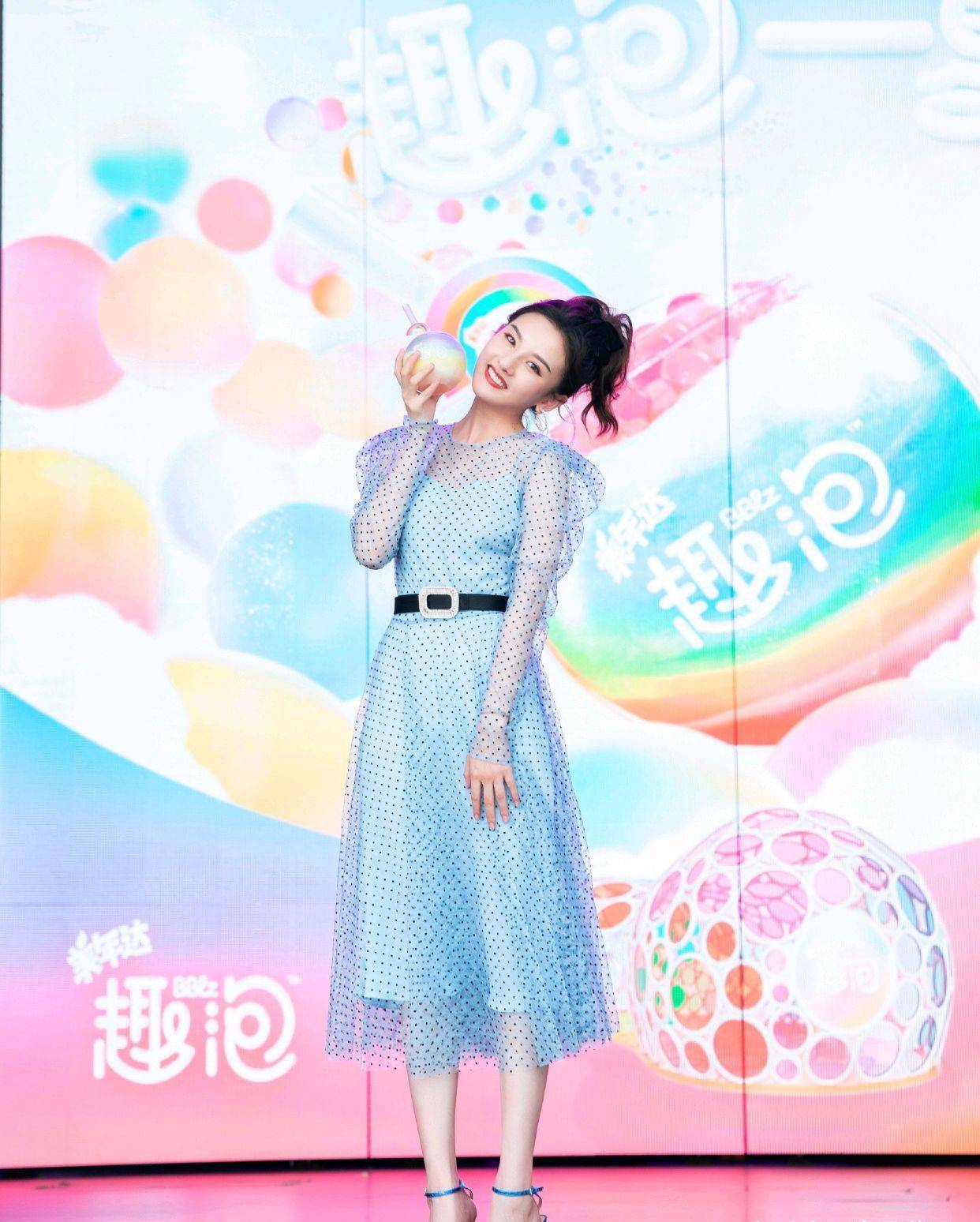 视觉|宋祖儿扎了高马尾好甜，穿蓝色波点连衣裙配高跟凉鞋，清新感好足