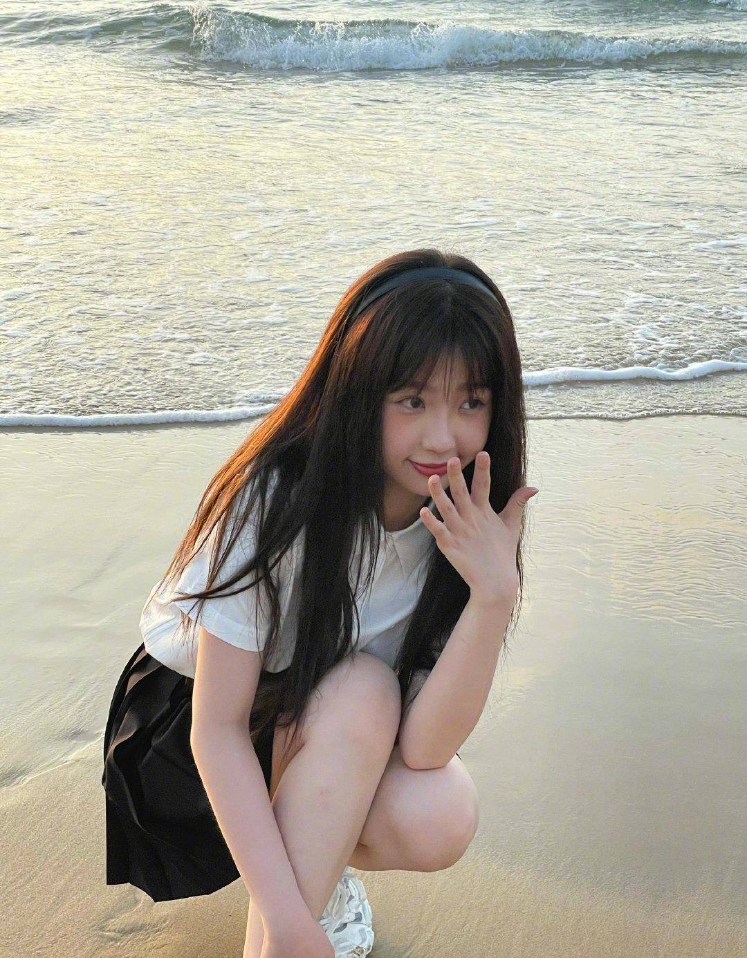 短裙|虞书欣林小宅海边看日出，穿JK短裙甜美十足，网友：都是漂亮姐姐