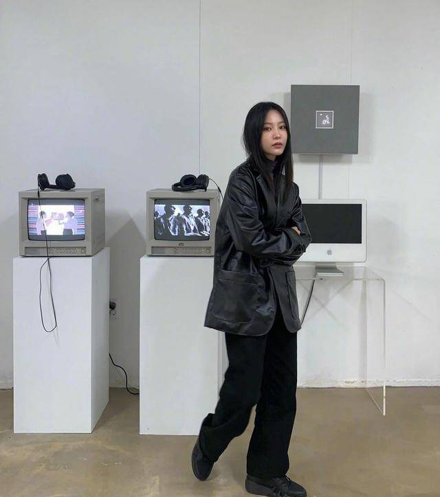 下半身|被这位南韩博主圈粉，“黑白灰”搭配游刃有余，每套都很值得学习