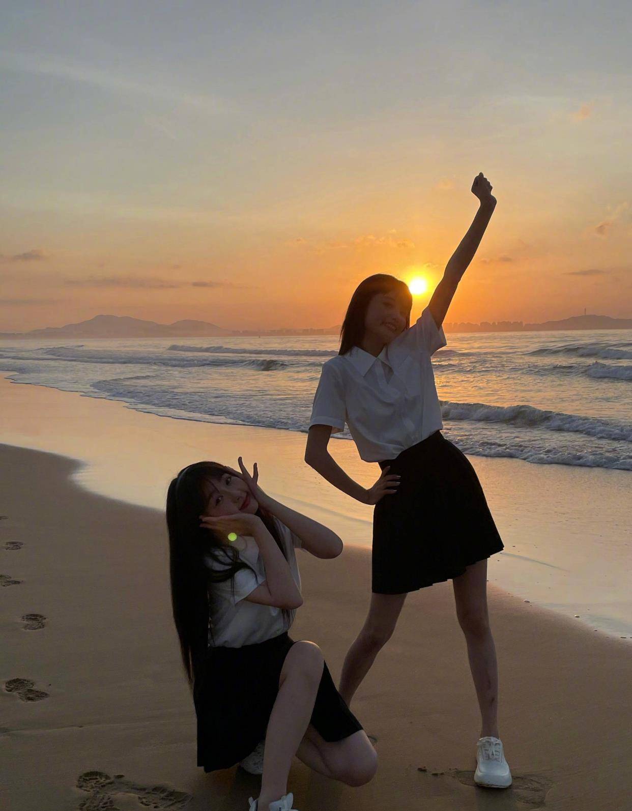 短裙|虞书欣林小宅海边看日出，穿JK短裙甜美十足，网友：都是漂亮姐姐