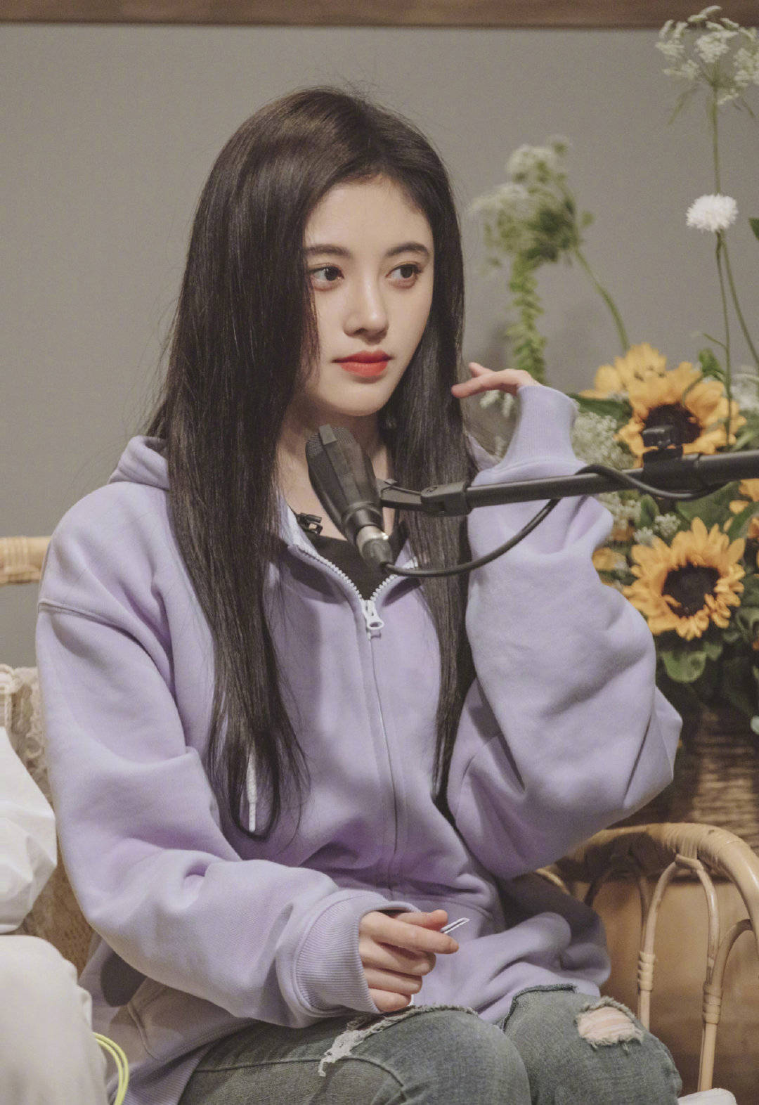 鞠婧祎|鞠婧祎太萌了，穿紫卫衣把帽子戴上像洋娃娃一样可爱