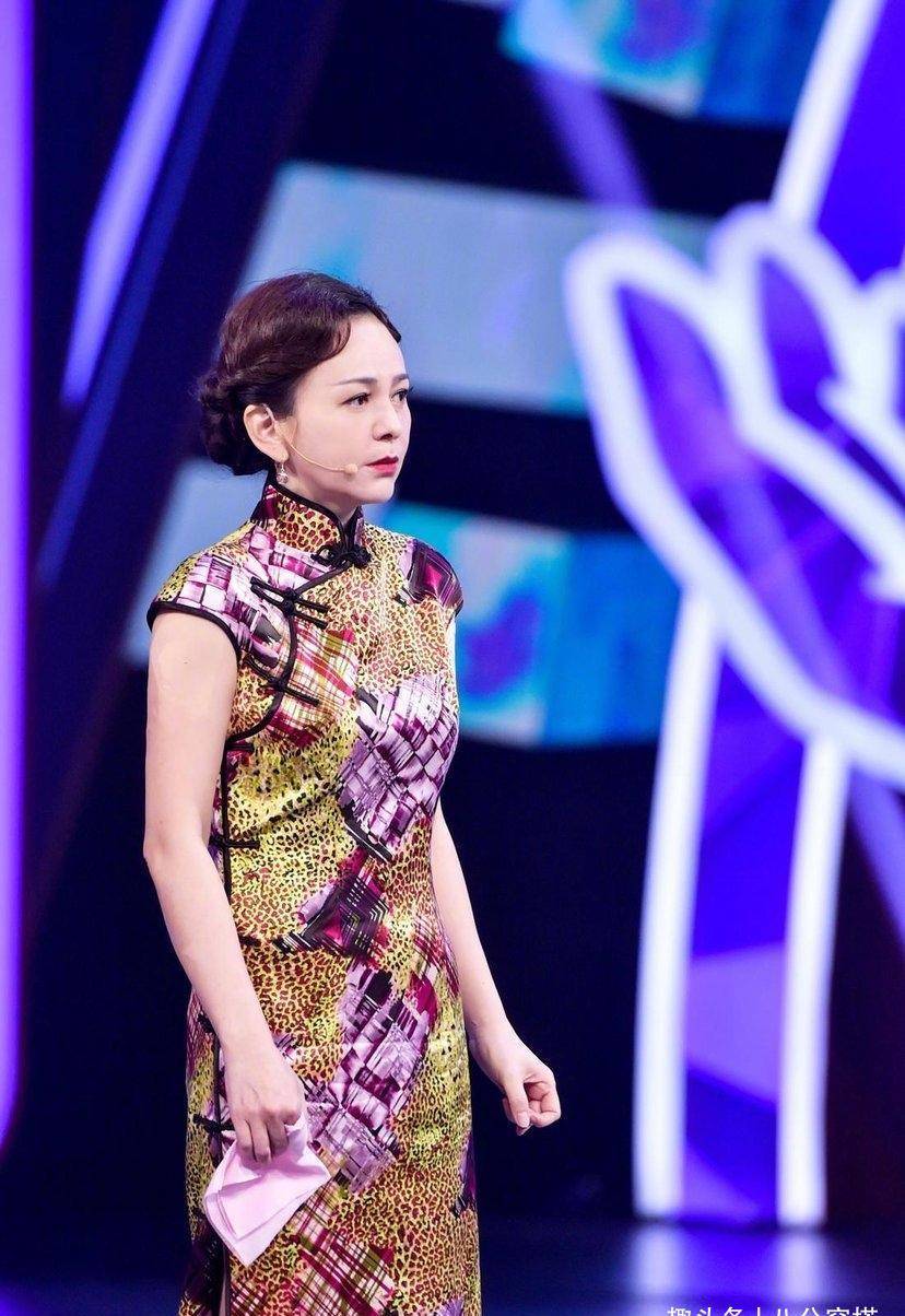 身材|王琳真会“扮嫩”，穿粉色收腰吊带裙甜美俏皮，少女感不输年轻人