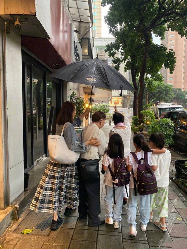 黑色|黎姿带娃打高尔夫！金丝眼镜挂领口，俩女儿穿衣看似低调实则奢华