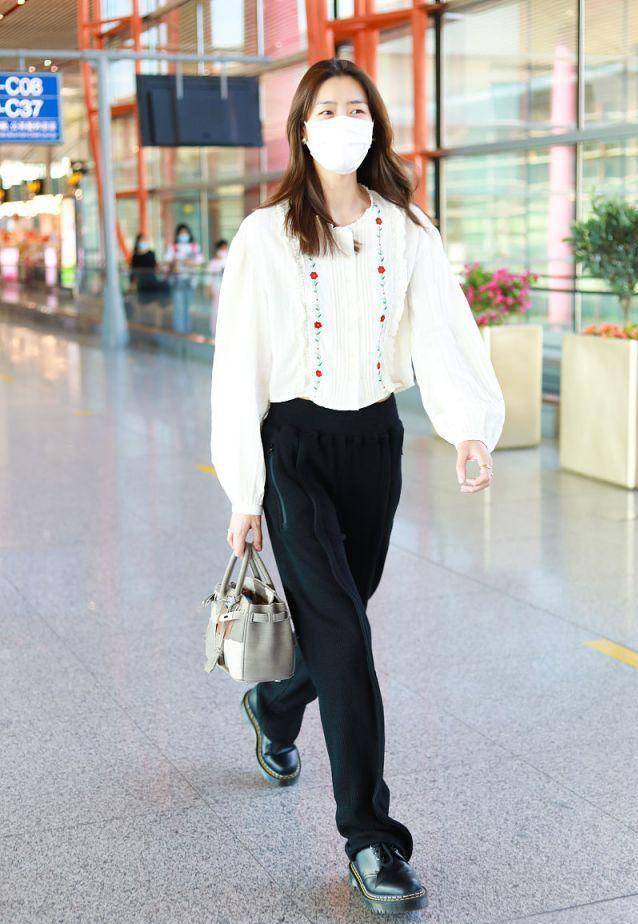 娜比|清纯甜姐蒋梦婕穿紧身透视裙撞衫Jennie，这样的她更有韵味了!