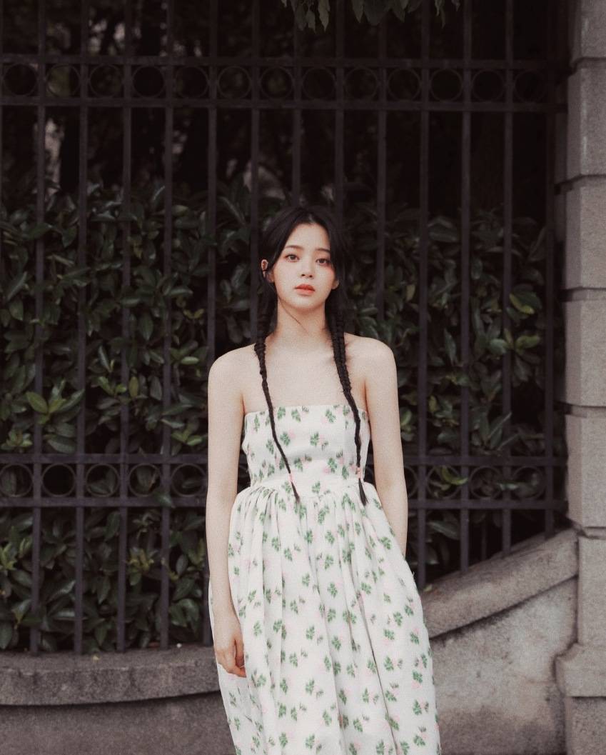 清纯甜姐蒋梦婕穿紧身透视裙撞衫jennie,这样的她更有韵味了!