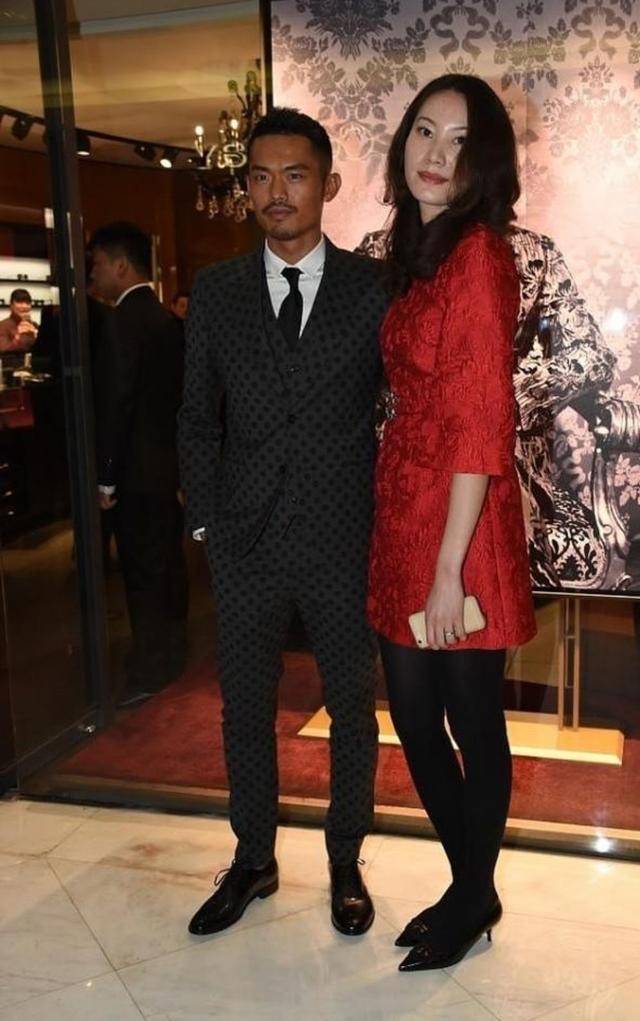 西装|林丹带老婆现身，穿格纹西装帅气如男模，谢杏芳穿一身红裙好登对