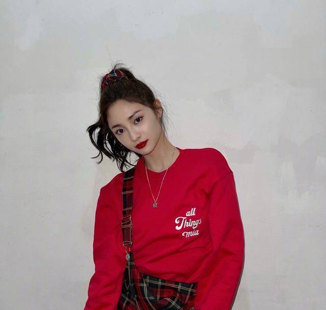 个性|周洁琼解锁新时尚,穿背带裤只背一边肩带,别说还挺个性