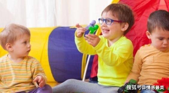 家长|接孩子放学回家时，多数父母可能问这些问题，怪不得娃不愿上学