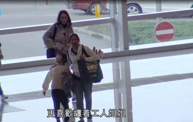 黑色|黎姿带娃逛街，自己拎10万包浑身名牌，3个女儿衣服反复穿真节俭