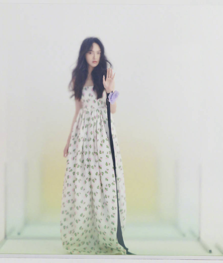 娜比|清纯甜姐蒋梦婕穿紧身透视裙撞衫Jennie，这样的她更有韵味了!