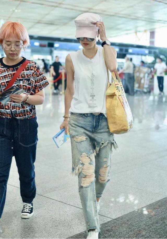 粉色|马伊琍也太潮了，牛仔裤还有“套娃”款，“剪掉”一层还有一层！