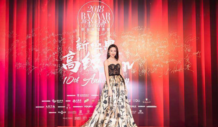 裙子|董洁太会装嫩了，就算穿黑白色的裙子，也能搭配出甜美的少女感