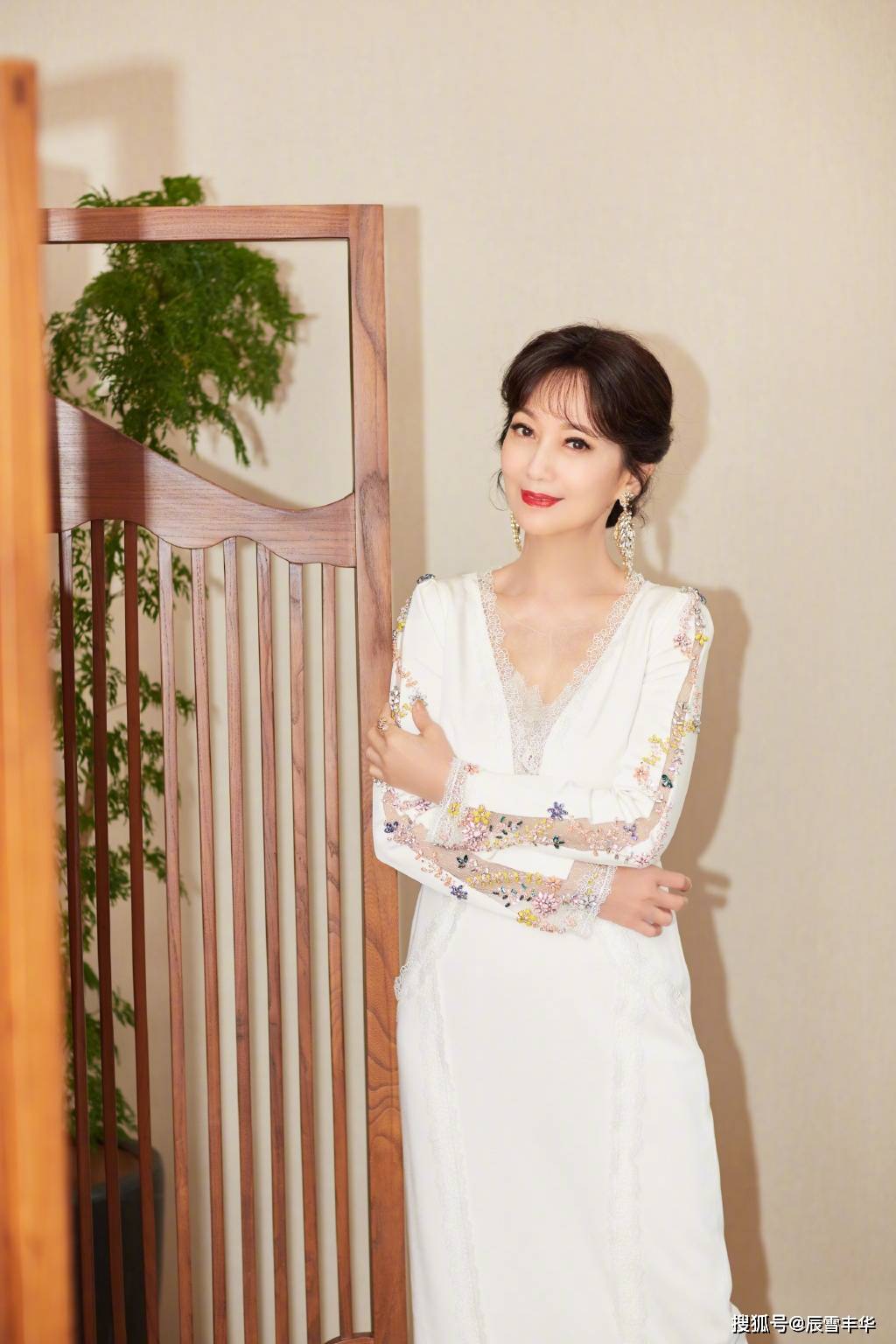 服装|赵雅芝就算老了也好时髦,一袭蓝色条纹印花裙配复古扇子,太美了