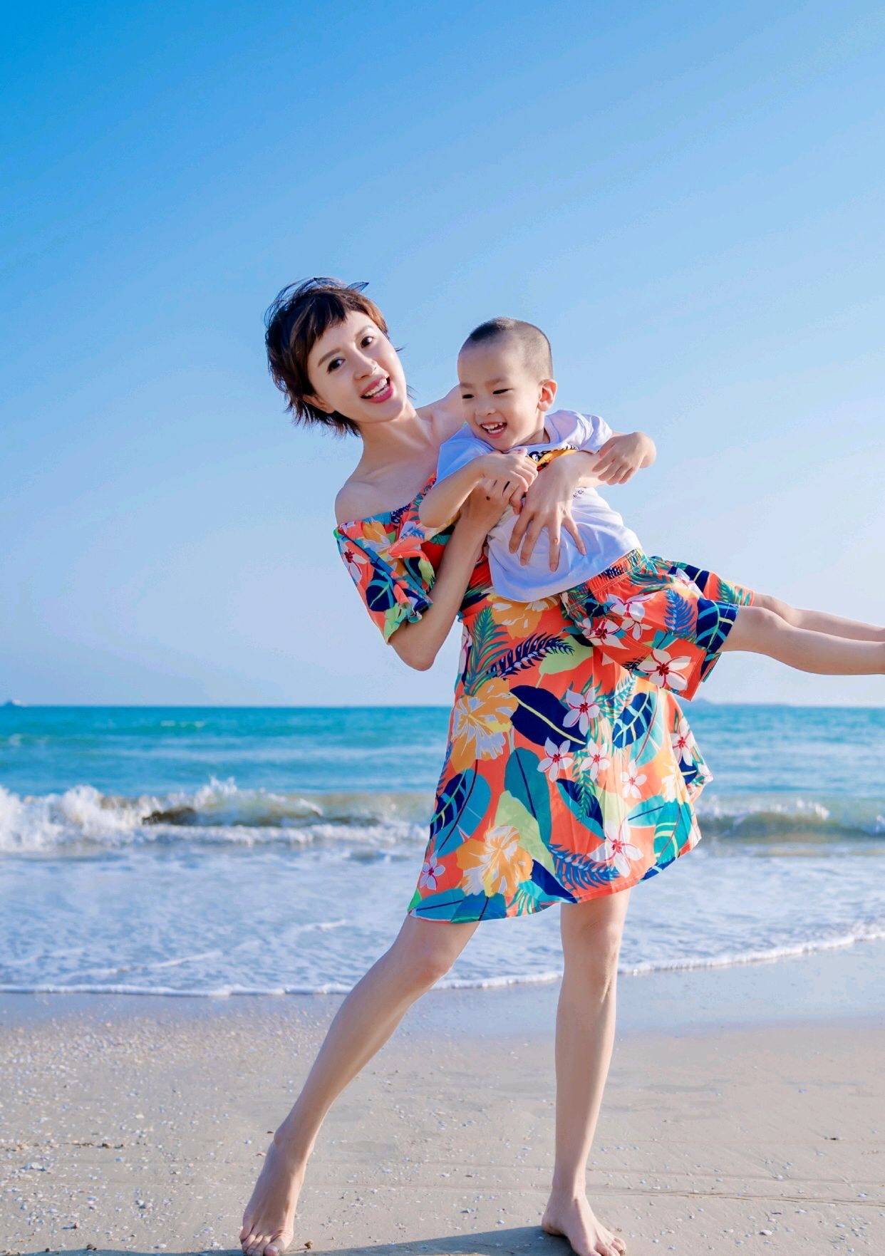 修而|金巧巧明明是阿姨年纪，却穿背心配超短裙走少女风，身材还真不错