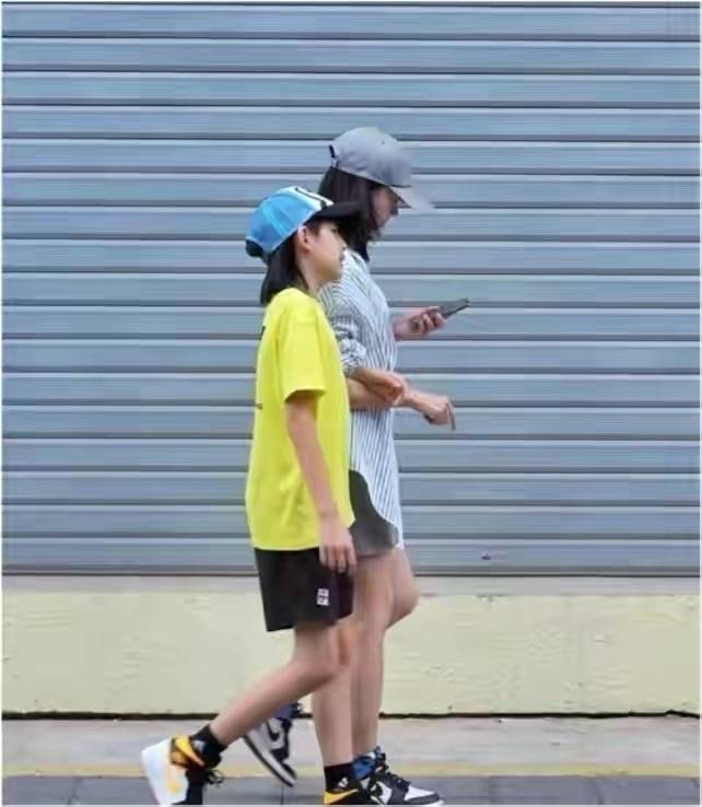 感觉|董洁瘦成干柴棍，穿长裙扎腰腹部凹陷，才40出头就像个老奶奶了！