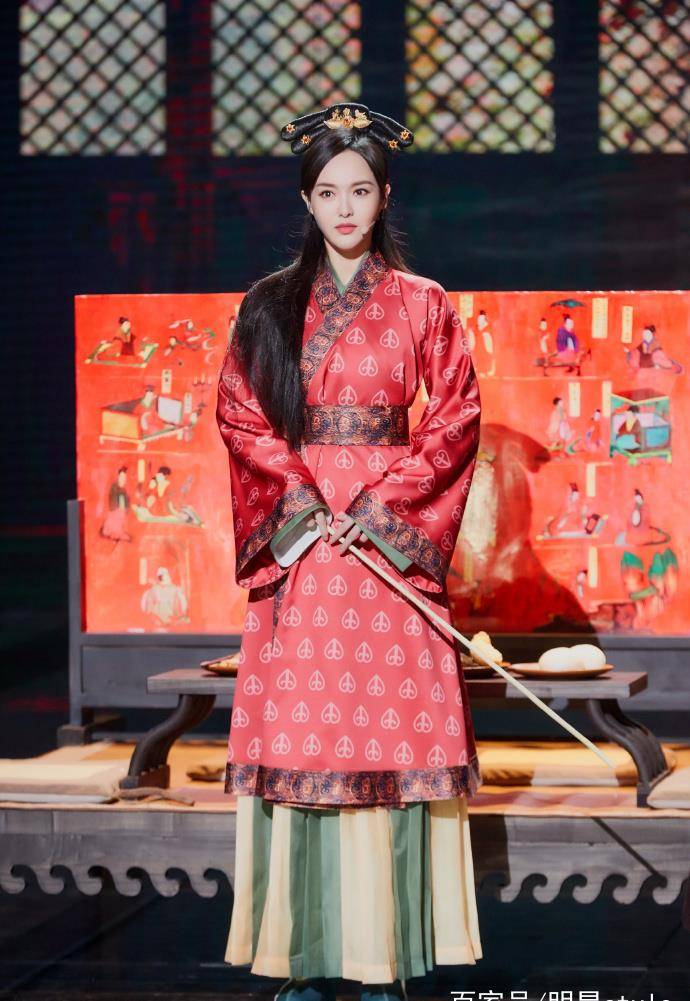 黑色|唐嫣穿1万2的红羽绒服喜庆高级，搭配2千3的渔夫帽更加休闲减龄