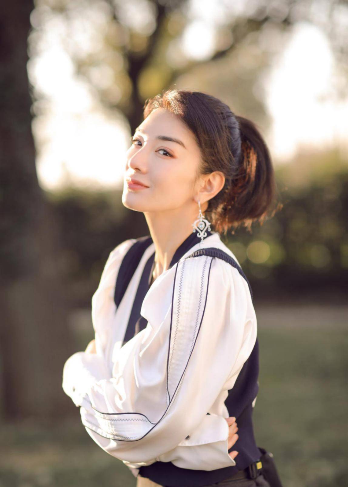 马尾|黄奕还挺会搭配的，穿的裙子甜美像少女，配高马尾好显嫩