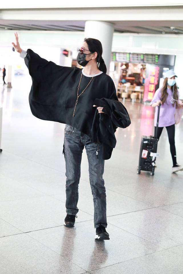 形象|倪萍变瘦像开挂，T恤配外套价格就过万，看似低调实则是隐藏阔太