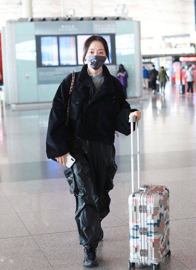 长发|张靓颖浅色毛衣搭配长裤，披散长发气质甜美，时尚气质佳！