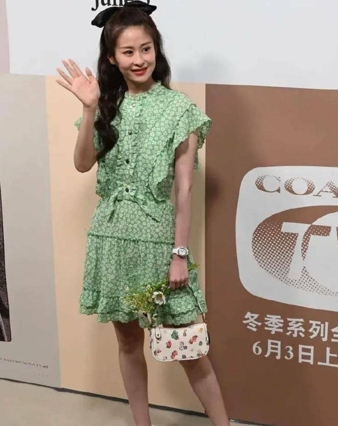 设计|颖儿哪像孩子妈，碎花绿裙和蝴蝶发箍元气又甜美，比少女还少女