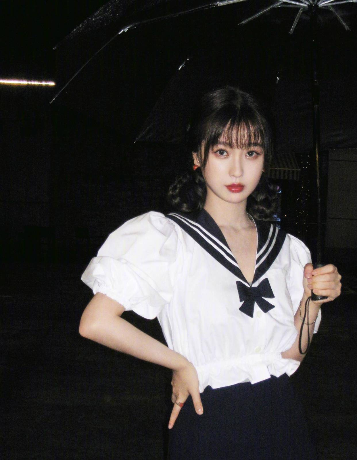 短裙|虞书欣林小宅海边看日出，穿JK短裙甜美十足，网友：都是漂亮姐姐