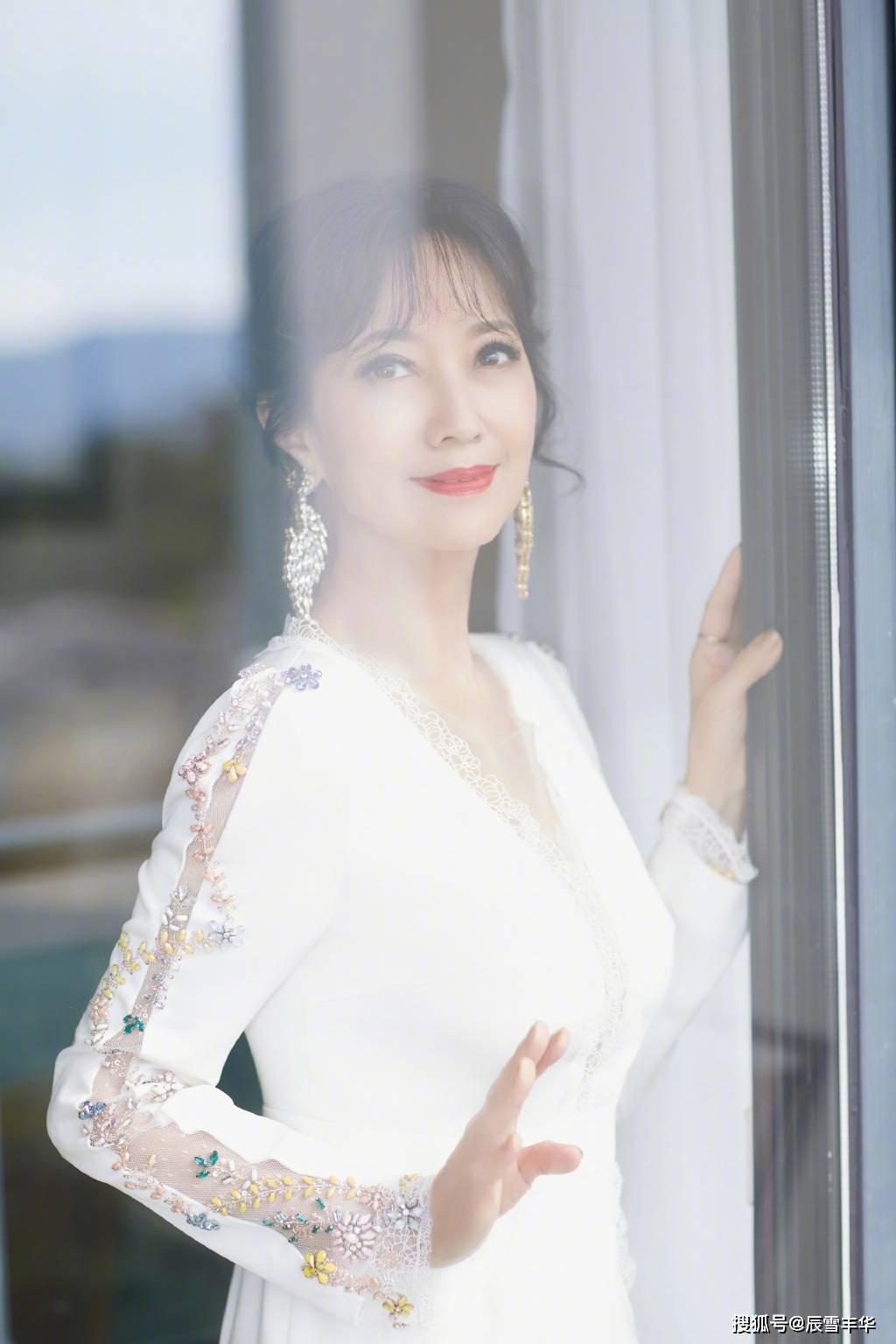 服装|赵雅芝就算老了也好时髦,一袭蓝色条纹印花裙配复古扇子,太美了