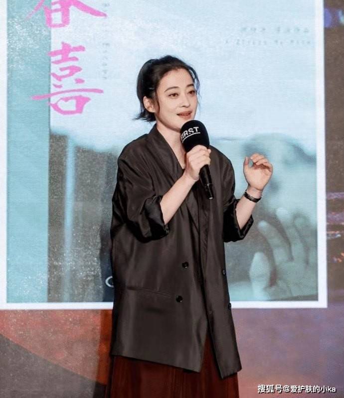 身材|46岁梅婷真是时髦精！穿“松垮装”不仅不显老，反倒优雅高级