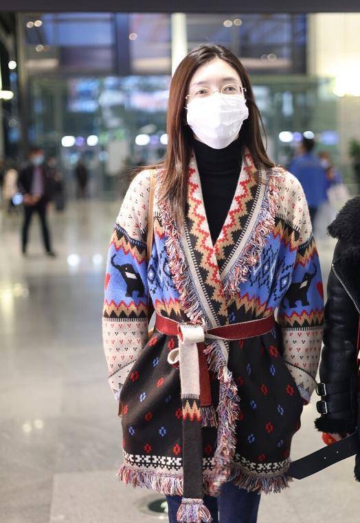 喇叭裤|江疏影又带“火”了印花开衫，搭配喇叭裤洋气时髦，复古范十足