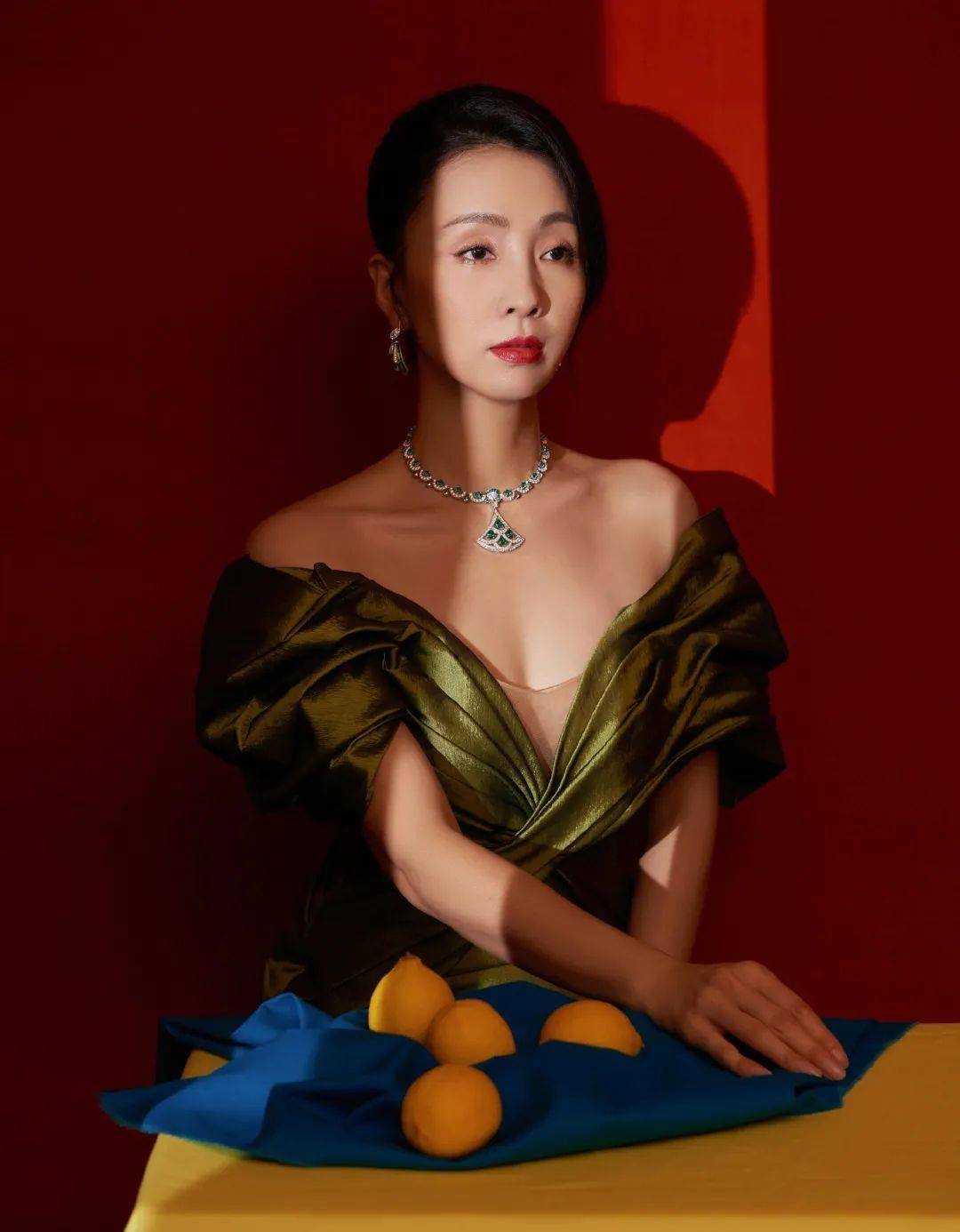 景甜|陶虹景甜的深V造型,真的又美又大胆