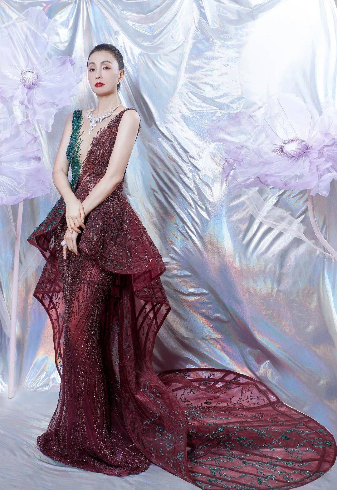 景甜|陶虹景甜的深V造型,真的又美又大胆