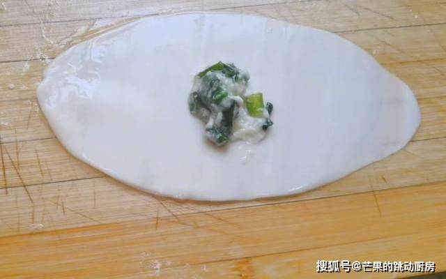 葱花|早餐别再吃油条了，1块钱饺子皮，一擀一卷，5分钟解决全家人早餐