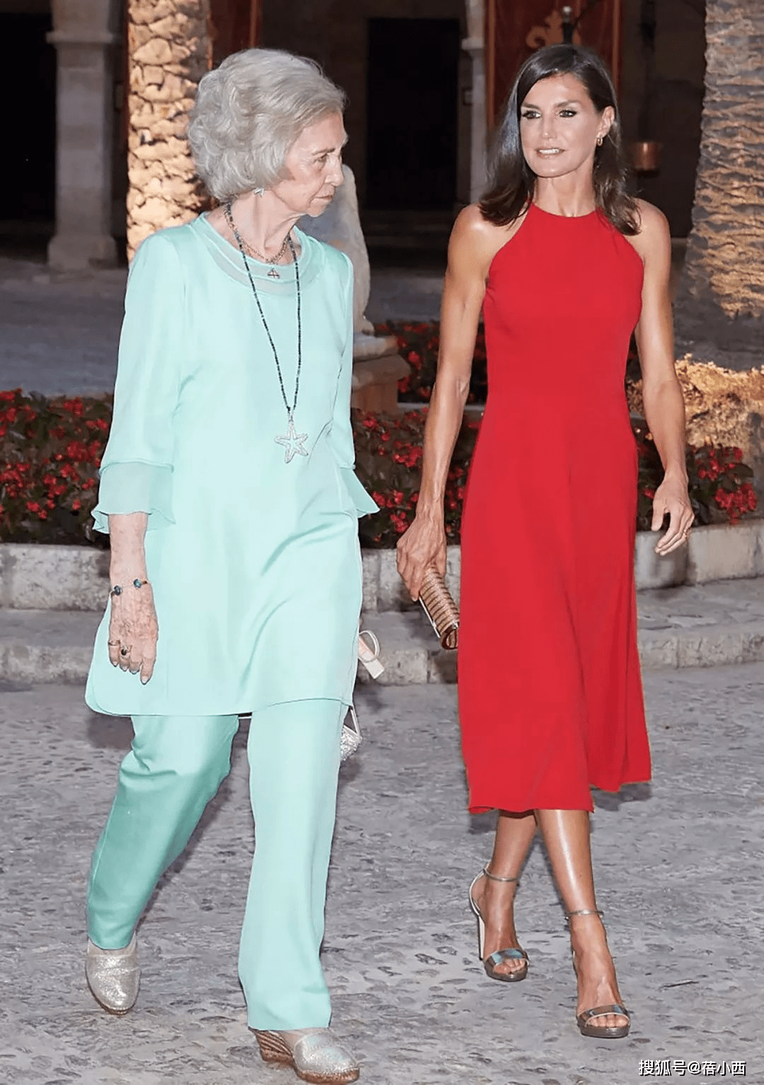 高跟鞋|被西班牙王后的肌肉线条惊艳到了，穿藏蓝色连衣裙配盘发，真优雅