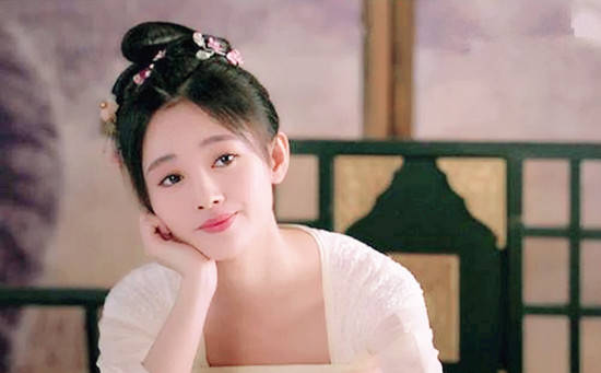 贾静雯|古装美人单手托腮什么样？李沁、唐嫣、贾静雯谁的造型最少女？