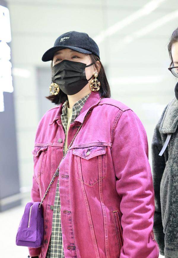 牛仔|骨架大女生真吃亏，马思纯用牛仔外套叠穿太显壮，好在造型挺时髦