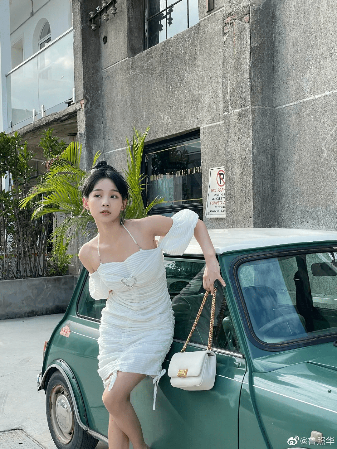 鲁照华|95后小花演员鲁照华穿爱心连衣裙,优雅端庄,完美身材惹人羡