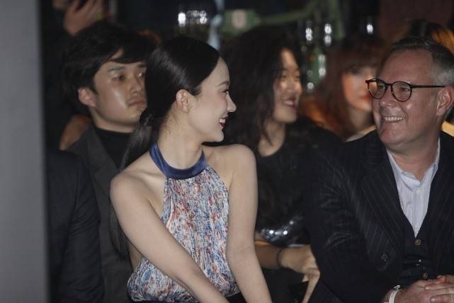 黑色|霍思燕的头肩比真优越，一袭挂脖长裙秀蝴蝶骨，但妆容有点显老了