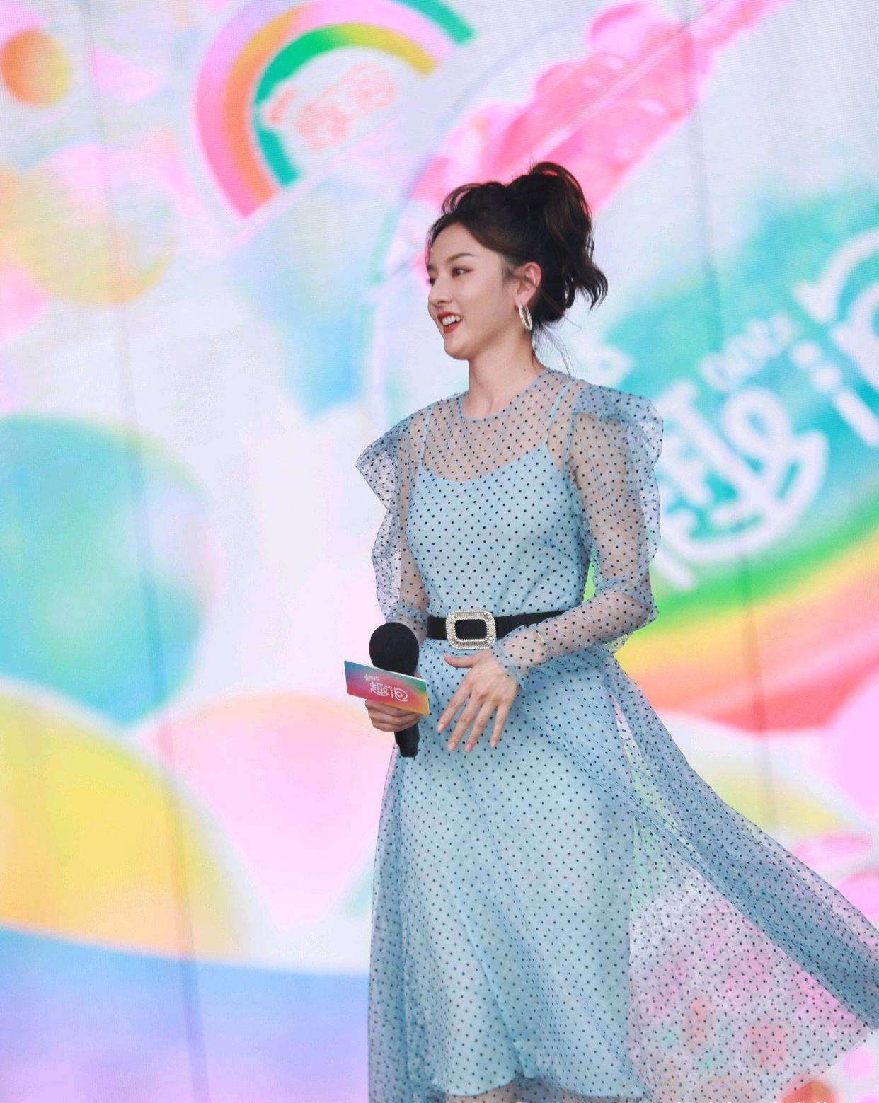 视觉|宋祖儿扎了高马尾好甜，穿蓝色波点连衣裙配高跟凉鞋，清新感好足