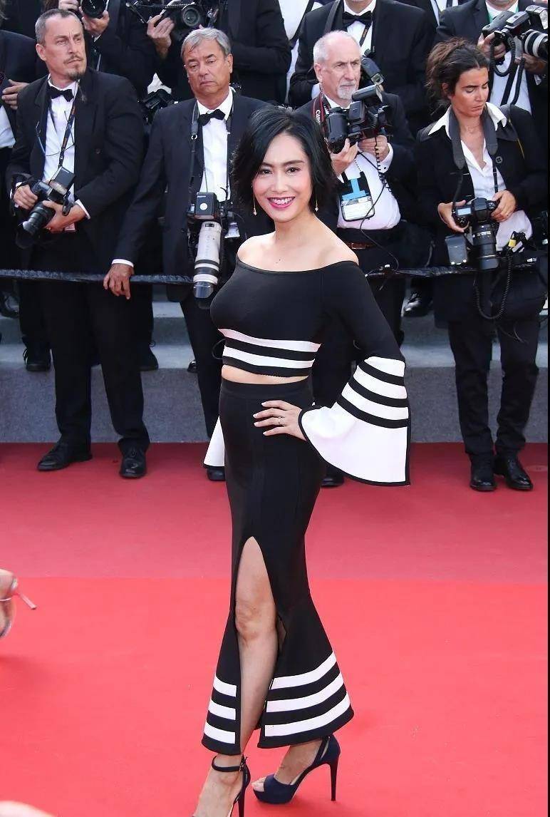 女儿|朱茵接女儿，穿的很接地气没有星味，跟个普通妈妈的搭配差不多！