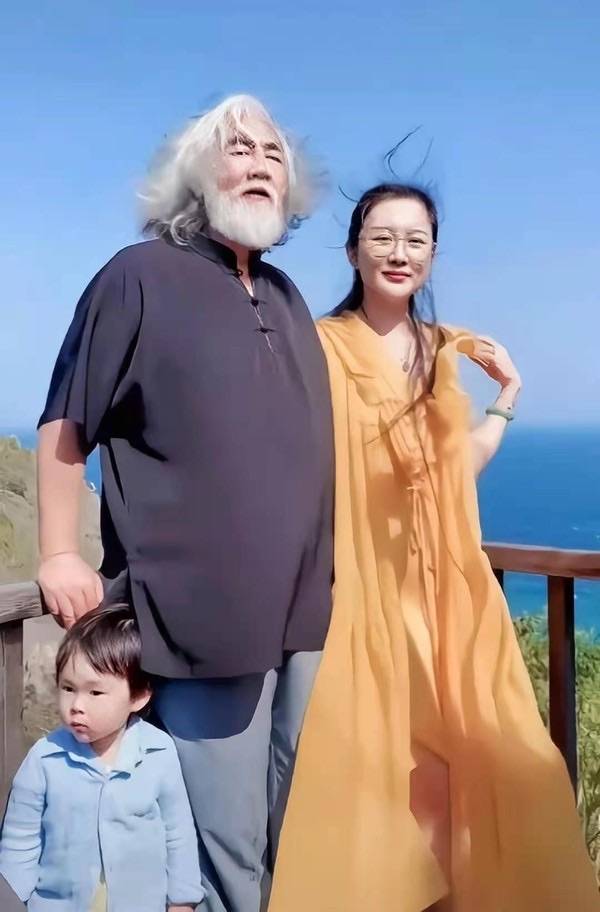 状态|张纪中娇妻素颜出镜大大方方，面容苍白憔悴，肚腩凸出似老妇人！