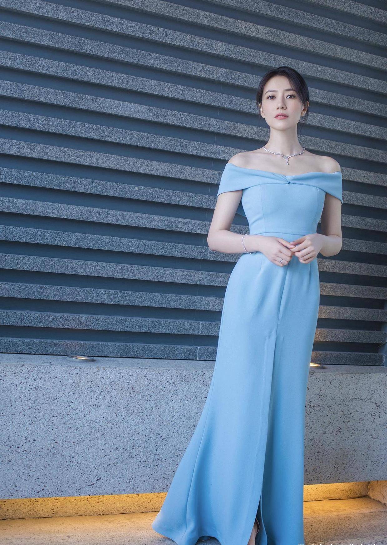 感觉|高圆圆又美了，黄色针织衫配半身裙甜美减龄，同框赵又廷一脸幸福