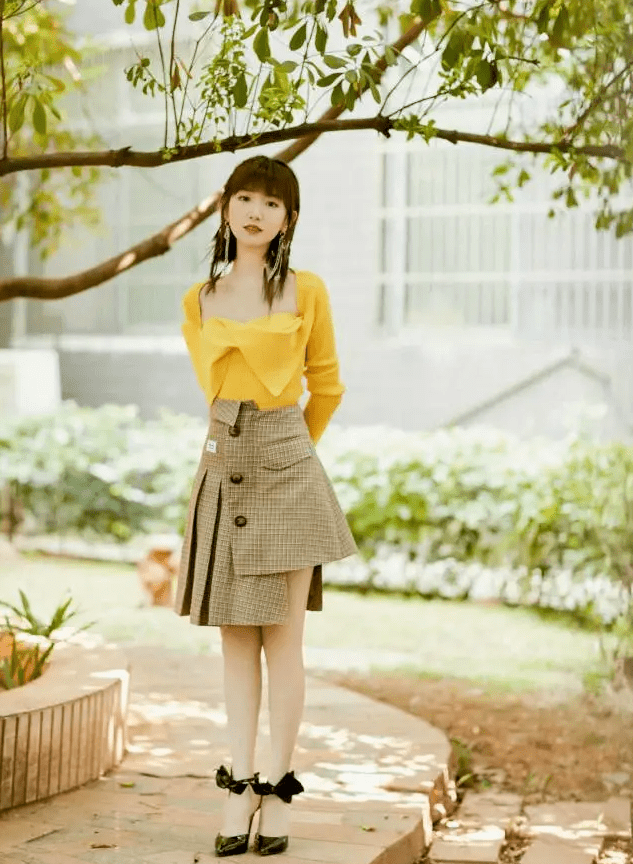 墨汁|终于等到毛晓彤放开穿，把“墨汁服”穿上，秀细到让女生羡慕的腰