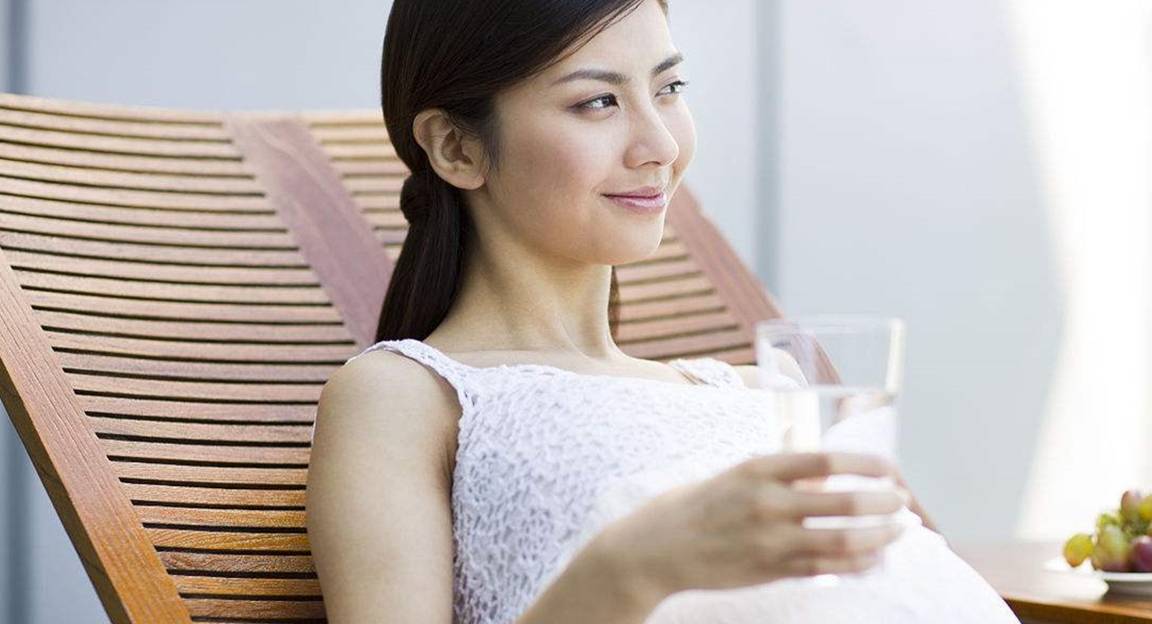 因为|孕妇平躺时，会不会因为重力压迫到腹中的宝宝？不妨听听科学分析